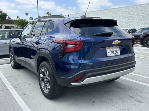Used 2024 Chevrolet Trax LT w/ Driver Confidence Package FWD image 2