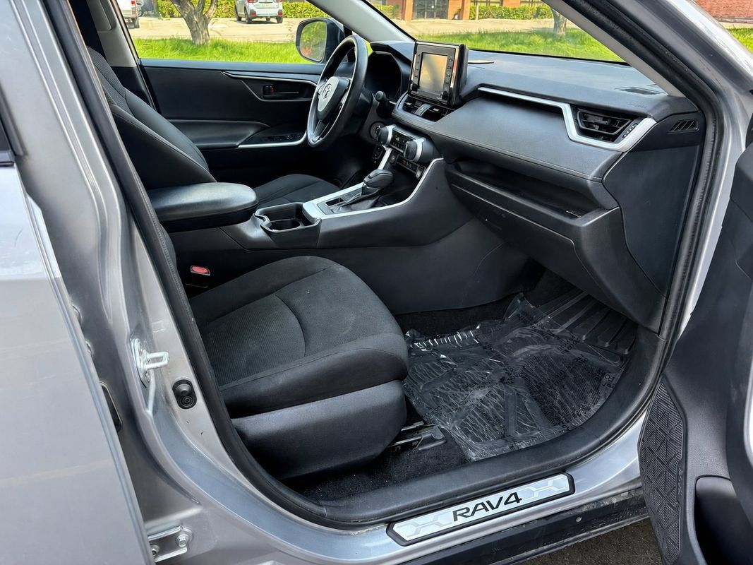 Used 2021 Toyota RAV4 LE AWD/4WD image 9
