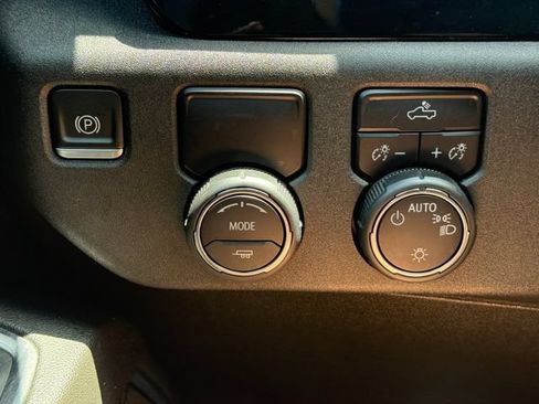 Used 2023 Chevrolet Silverado 1500 LT RWD image 13