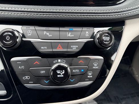 Used 2024 Chrysler Pacifica Touring-L image 23