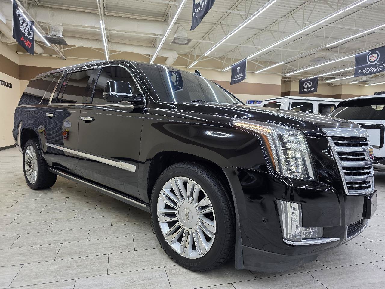 Used 2018 Cadillac Escalade ESV Platinum AWD/4WD image 4