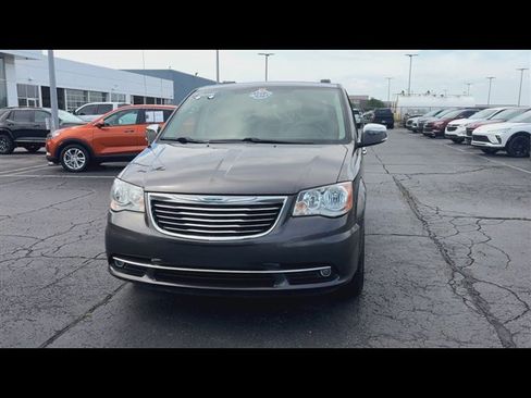 Used 2016 Chrysler Town & Country Limited FWD image 3
