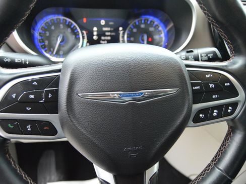 Used 2018 Chrysler Pacifica Touring-L w/ Advanced Safetytec Group image 11