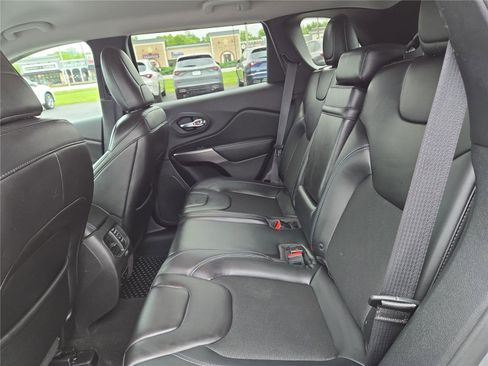 Used 2019 Jeep Cherokee Latitude Plus w/ Cold Weather Group AWD/4WD image 21