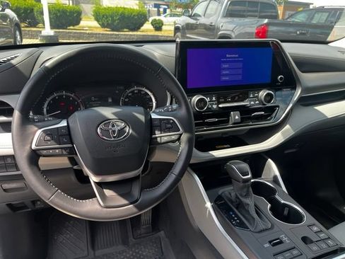 Certified 2024 Toyota Highlander XLE AWD/4WD image 9