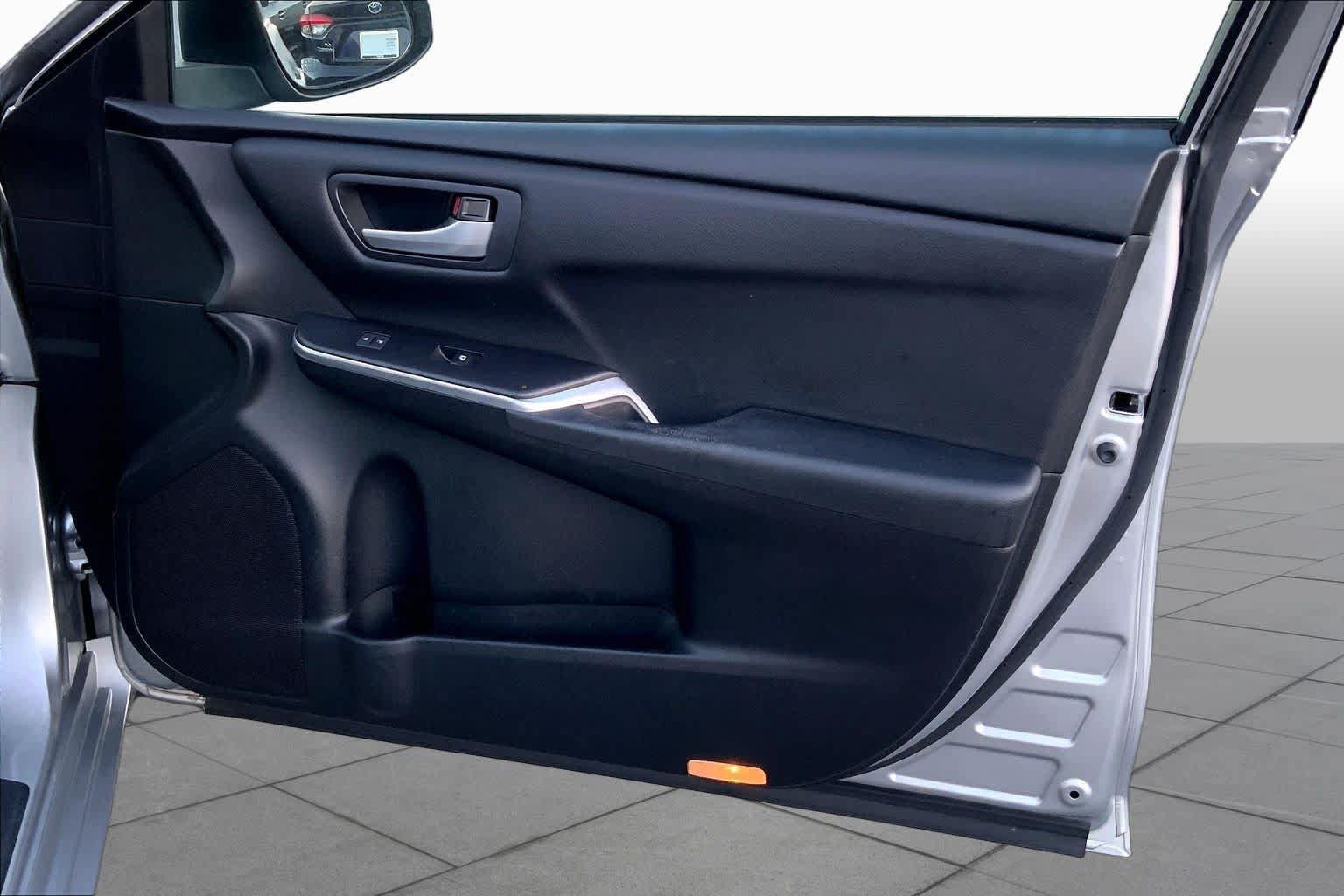 Used 2017 Toyota Camry SE w/ Moonroof Package FWD image 20