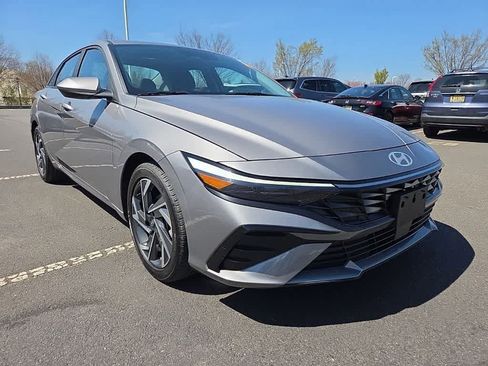 Used 2024 Hyundai Elantra SEL w/ Convenience Package image 3