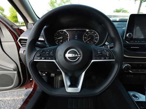 Used 2024 Nissan Altima 2.5 SV FWD image 11