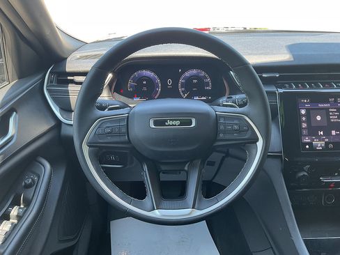 Used 2024 Jeep Grand Cherokee L Altitude AWD/4WD image 11