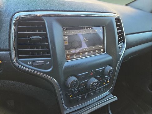 Used 2018 Jeep Grand Cherokee Laredo image 16