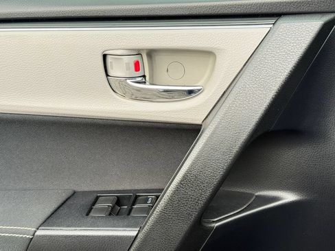 Used 2018 Toyota Corolla LE FWD image 17