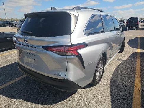 Used 2021 Toyota Sienna LE image 2