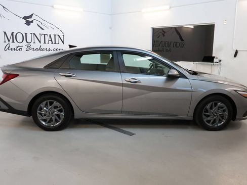 Used 2024 Hyundai Elantra SEL FWD image 8