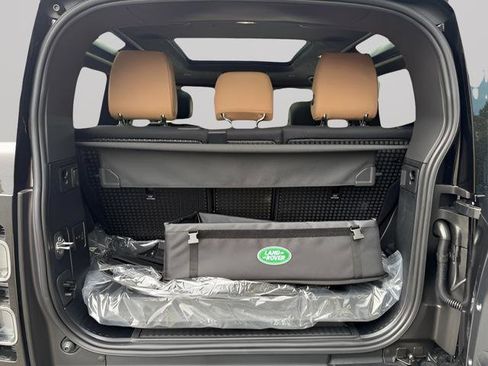 New 2025 Land Rover Defender 90 V8 image 31