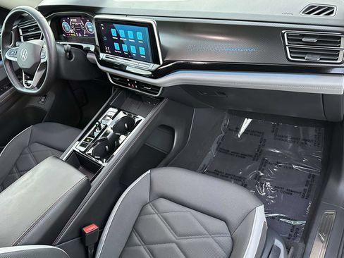Used 2025 Volkswagen Atlas Peak Edition SE AWD/4WD image 12