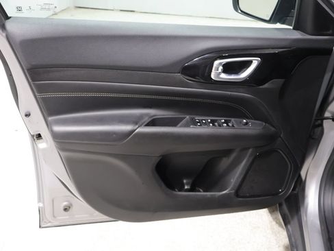 Used 2023 Jeep Compass Latitude AWD/4WD image 13