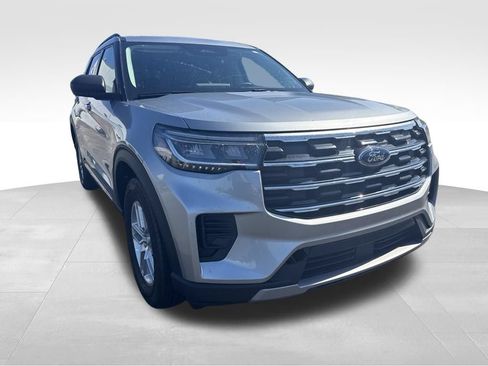Used 2025 Ford Explorer Active AWD/4WD image 4