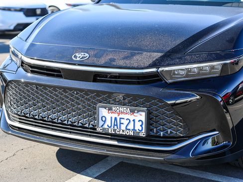 Used 2023 Toyota Crown Limited image 23