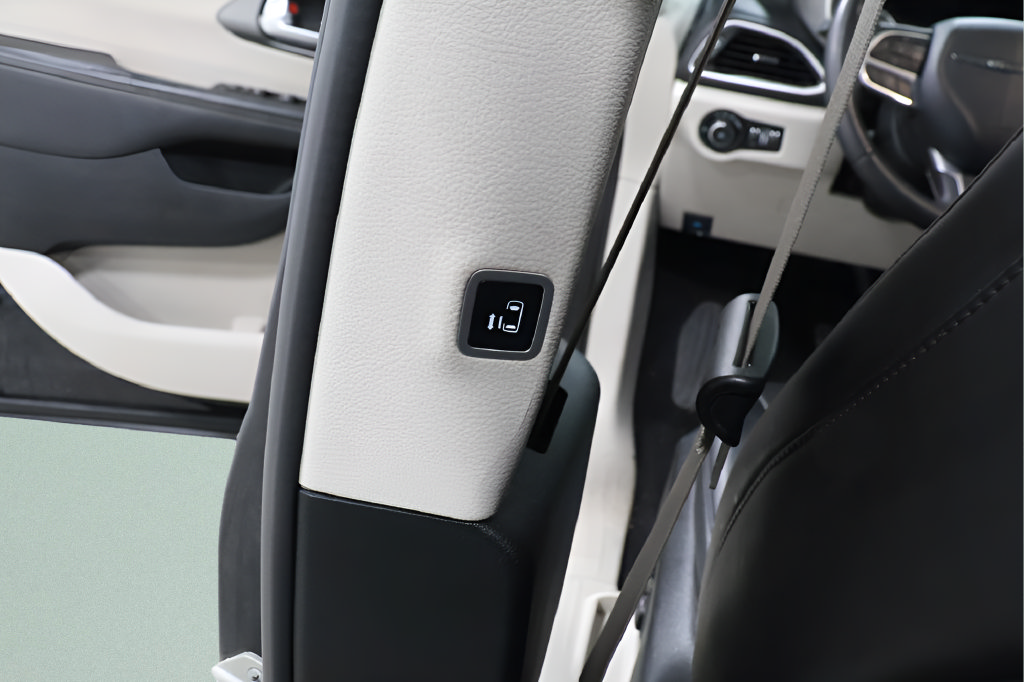 Used 2024 Chrysler Pacifica Touring-L FWD image 23