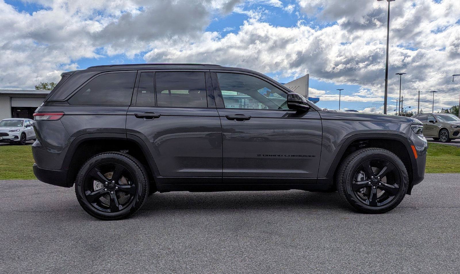 Used 2026 Jeep Grand Cherokee Limited w/ Limited Altitude Package AWD/4WD image 6