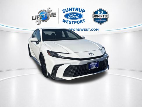 Used 2025 Toyota Camry SE FWD image 4