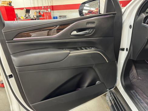 Used 2024 Cadillac Escalade Luxury AWD/4WD image 13