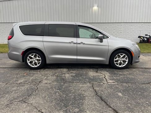 Used 2020 Chrysler Pacifica Touring w/ Tire & Wheel Group image 17