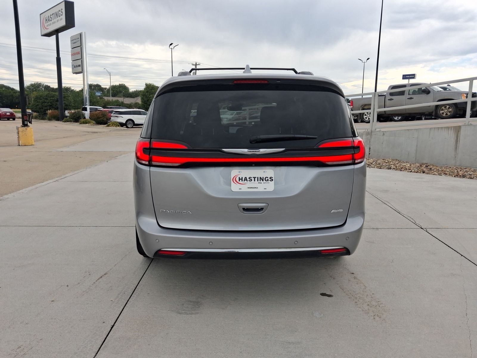 Used 2021 Chrysler Pacifica Touring w/ Cold Weather Group AWD/4WD image 4