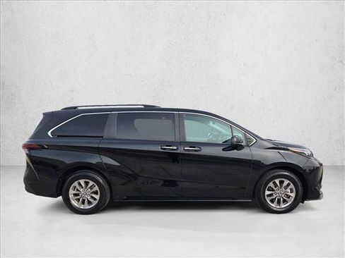Used 2024 Toyota Sienna XLE image 4