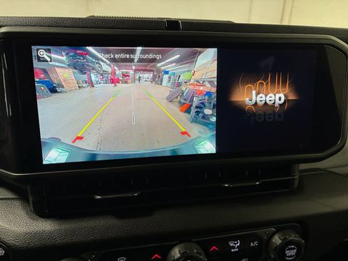 Used 2024 Jeep Gladiator Sport AWD/4WD image 19