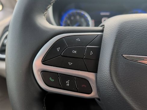 Used 2024 Chrysler Pacifica Touring-L image 25