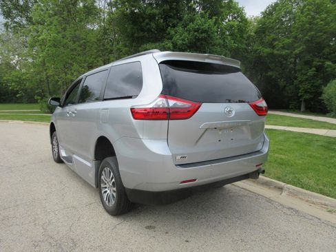 Used 2020 Toyota Sienna XLE w/ XLE Navigation Package FWD image 31