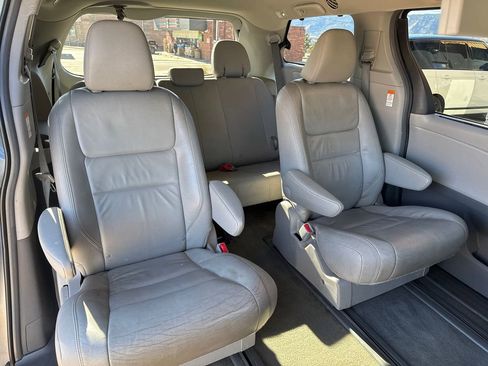 Used 2016 Toyota Sienna XLE Premium image 13
