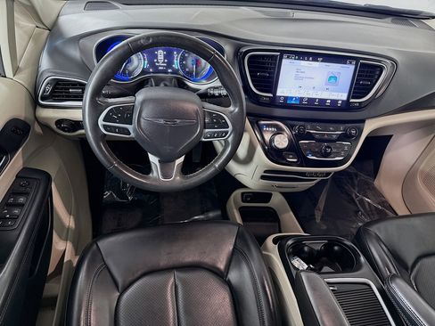 Used 2023 Chrysler Pacifica Touring-L image 17