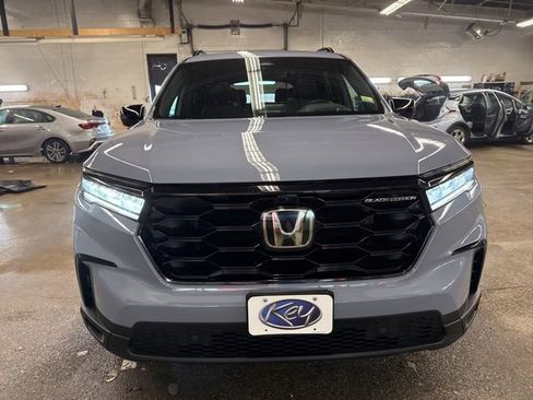 Used 2025 Honda Pilot Black Edition image 2