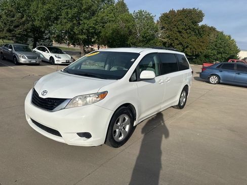 Used 2013 Toyota Sienna LE FWD image 34