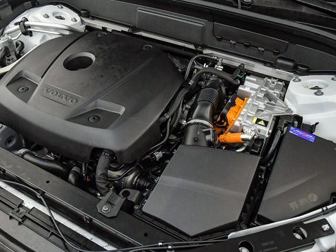 Certified 2025 Volvo XC60 T8 Plus w/ Protection Package Premier image 28