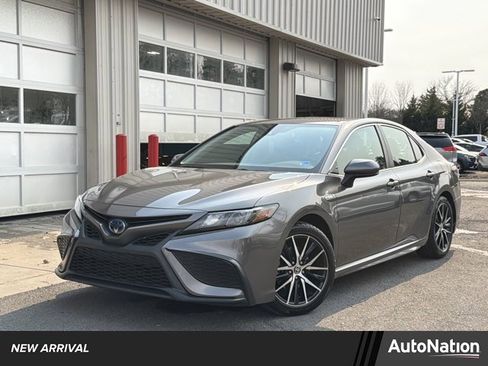 Certified 2021 Toyota Camry SE image 1