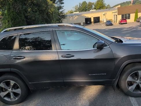 Used 2019 Jeep Cherokee Limited w/ Luxury Group AWD/4WD image 9