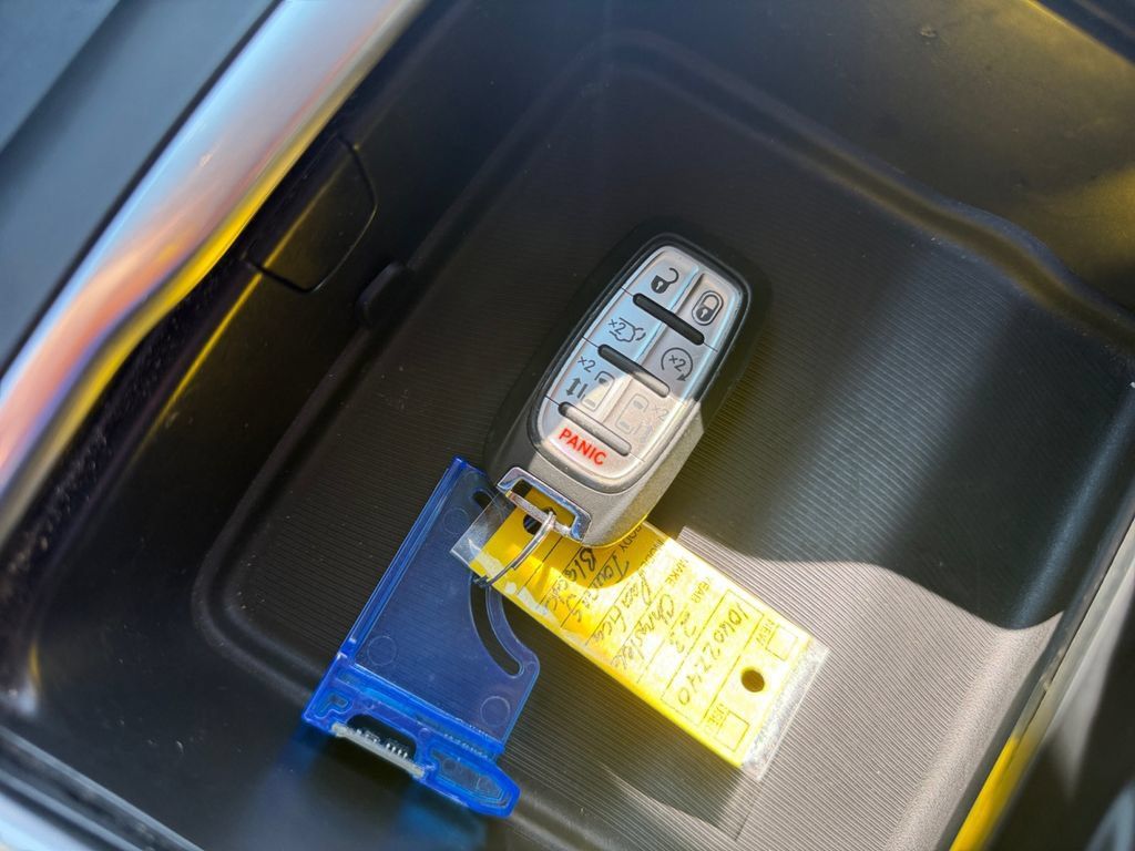 Used 2023 Chrysler Pacifica Touring-L FWD image 32