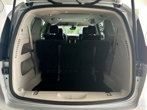 Used 2022 Chrysler Pacifica Touring-L FWD image 36