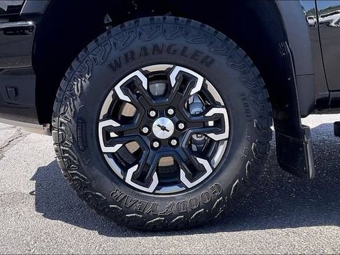 Used 2025 Chevrolet Silverado 1500 ZR2 AWD/4WD image 8