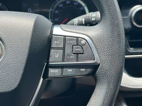 Used 2020 Toyota Highlander L FWD image 36
