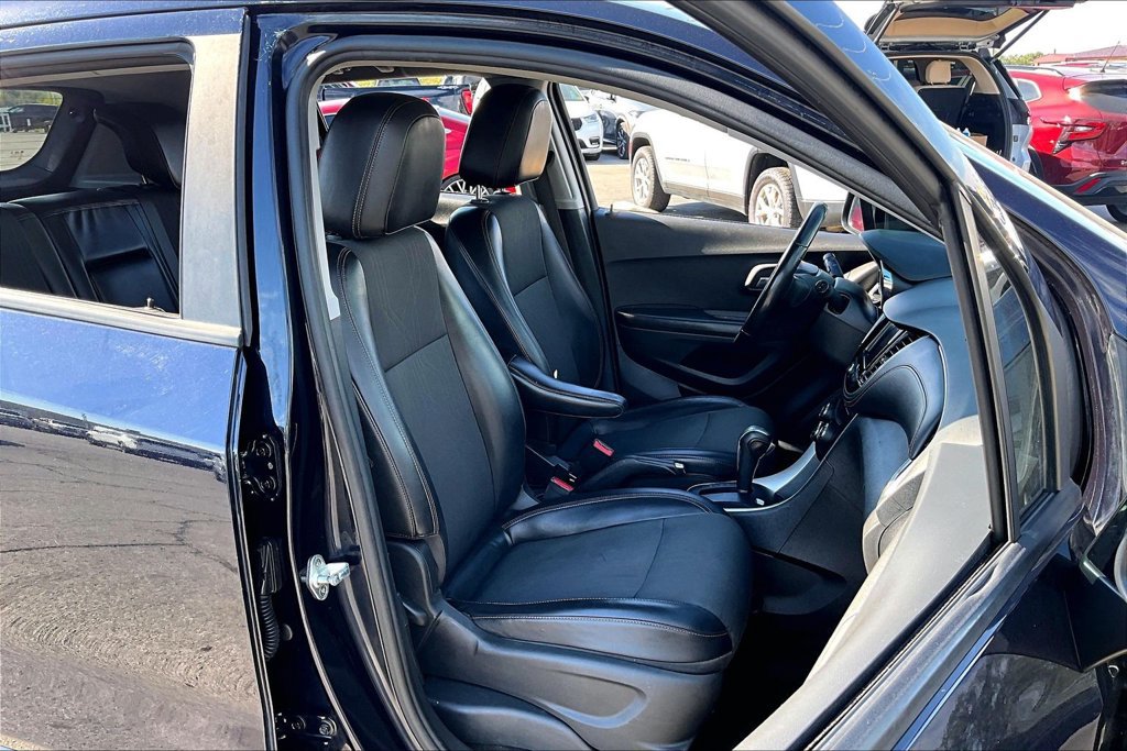 Used 2022 Chevrolet Trax LT w/ LT Convenience Package FWD image 27