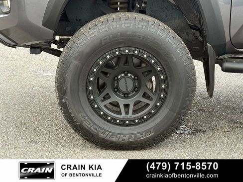 Used 2022 Toyota Tacoma TRD Off-Road w/ TRD Premium Off Road Package AWD/4WD image 34