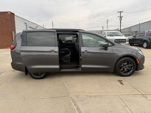 Used 2020 Chrysler Pacifica Touring-L w/ Advanced Safetytec Group image 18