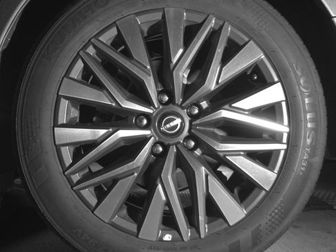 Used 2025 Nissan Altima 2.5 SV FWD image 13