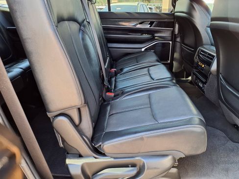 Used 2022 Jeep Wagoneer Series III w/ Premium Group I AWD/4WD image 15