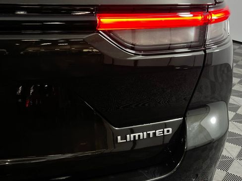 Used 2024 Jeep Grand Cherokee Limited w/ Luxury Tech Group II image 16