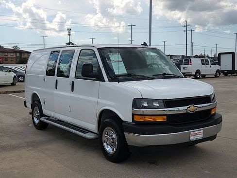 Used 2025 Chevrolet Express 2500 w/ Driver Convenience Package RWD image 3